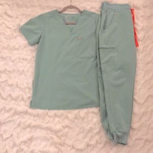 Figs Jade XS top, SP bottom set